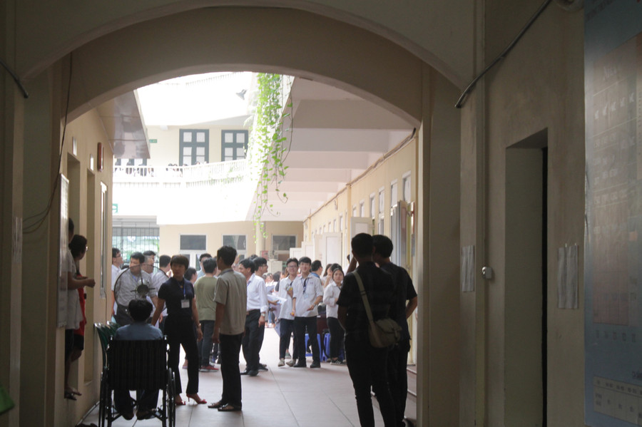 Thí sinh bắt đầu vào phòng thi môn Toán. Thí sinh bắt đầu vào phòng thi môn Toán.