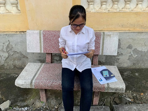 Na Thị Lim tranh thủ ôn bài ngay sân khu KTX Na Thị Lim tranh thủ ôn bài ngay sân khu KTX