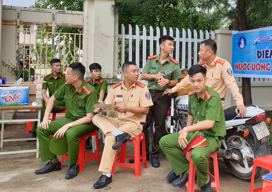 Các chiến sỹ công an huyện đảo Cô Tô đang làm nhiệm vụ bảo vệ khu vực trường thi Các chiến sỹ công an huyện đảo Cô Tô đang làm nhiệm vụ bảo vệ khu vực trường thi