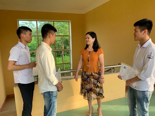 Cô Phó Hiệu trưởng Nguyễn Thị Phượng động viên thí sinh làm bài thật tốt. Cô Phó Hiệu trưởng Nguyễn Thị Phượng động viên thí sinh làm bài thật tốt.