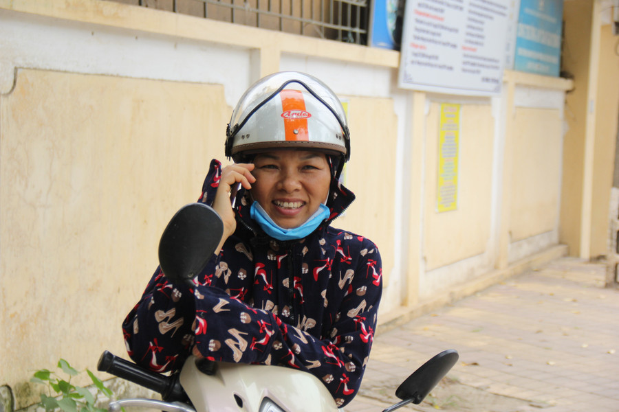 Phụ huynh vui vẻ trong lúc chờ thí sinh. Phụ huynh vui vẻ trong lúc chờ thí sinh.