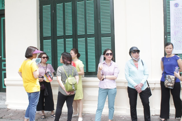 Chờ con ngoài trường thi... Chờ con ngoài trường thi...