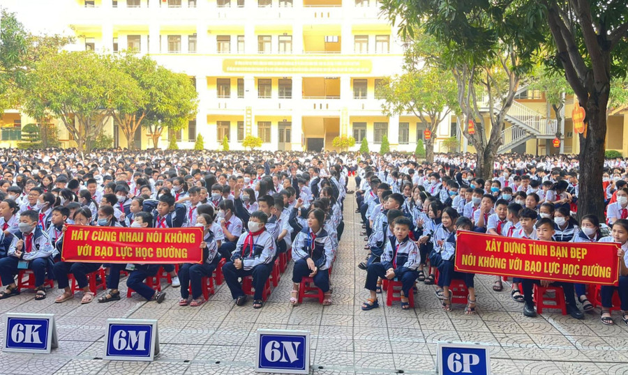 Trường THCS Hà Huy Tập, TP Vinh, Nghệ An tổ chức chương trình ngoại khóa về bạo lực học đường. Trường THCS Hà Huy Tập, TP Vinh, Nghệ An tổ chức chương trình ngoại khóa về bạo lực học đường.