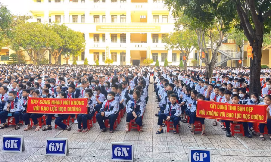 Trường THCS Hà Huy Tập, TP Vinh, Nghệ An tổ chức chương trình ngoại khóa về bạo lực học đường.