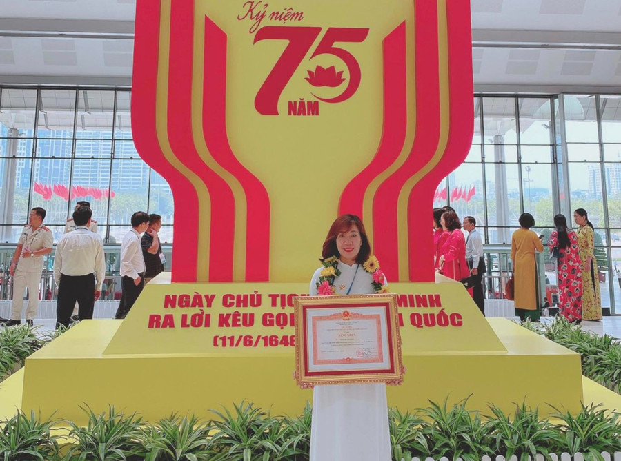 Cô Phan Thị Thu Hằng được Thủ tướng Chính phủ tặng Bằng khen vì thành tích xuất sắc trong phong trào Thi đua yêu nước nhân kỷ niệm 75 năm Ngày Chủ tịch Hồ Chí Minh ra lời kêu gọi Thi đua ái quốc. Cô Phan Thị Thu Hằng được Thủ tướng Chính phủ tặng Bằng khen vì thành tích xuất sắc trong phong trào Thi đua yêu nước nhân kỷ niệm 75 năm Ngày Chủ tịch Hồ Chí Minh ra lời kêu gọi Thi đua ái quốc.