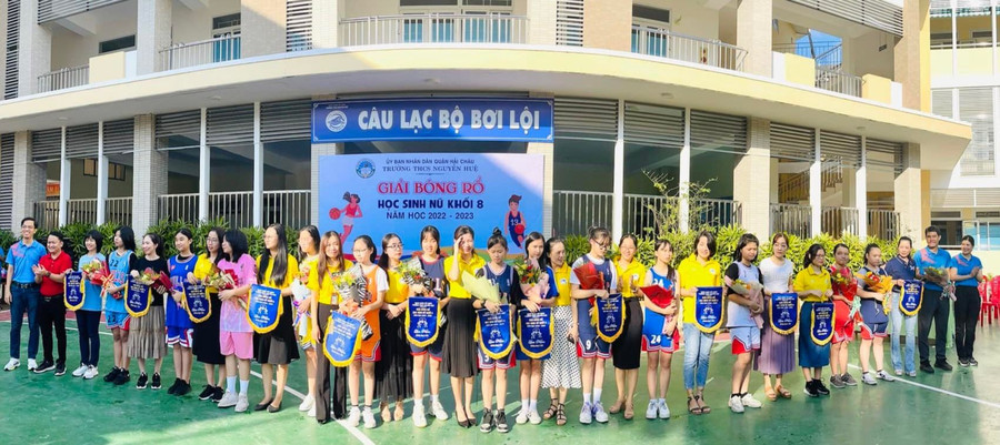 Đại diện các đội tham gia giải bóng rổ dành cho học sinh nữ khối lớp 8 Trường THCS Nguyễn Huệ (quận Hải Châu, TP Đà Nẵng) nhận cờ lưu niệm. Đại diện các đội tham gia giải bóng rổ dành cho học sinh nữ khối lớp 8 Trường THCS Nguyễn Huệ (quận Hải Châu, TP Đà Nẵng) nhận cờ lưu niệm.