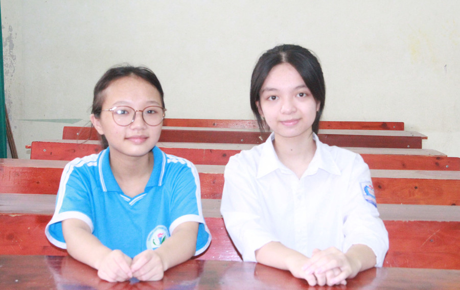 Đôi bạn thủ khoa Nguyễn Trần Ban Mai và Lê Thảo My (trái).