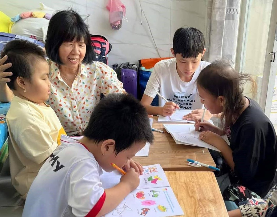 Cô Đinh Thị Kim Phấn bên những học trò - bệnh nhi ung thư đang điều trị tại BV Ung bướu TPHCM. Ảnh: NVCC Cô Đinh Thị Kim Phấn bên những học trò - bệnh nhi ung thư đang điều trị tại BV Ung bướu TPHCM. Ảnh: NVCC