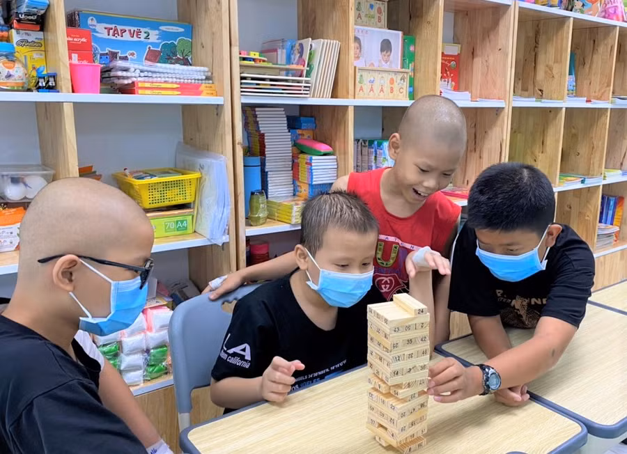 Lớp học vui vẻ của cô Lê Thị Mai tại BV Nhi đồng TP. Ảnh: NVCC