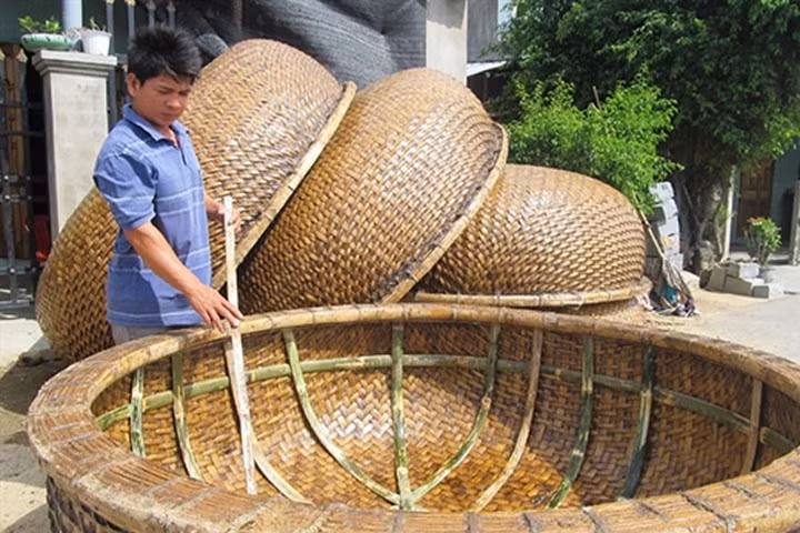 Độc đáo thúng chai trét… phân bò