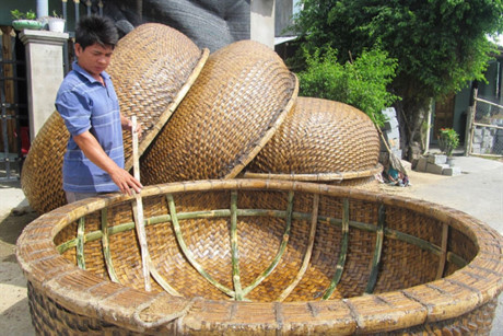 Độc đáo thúng chai trét… phân bò - Ảnh 1 Doc dao thung chai tret… phan bo - Anh 1