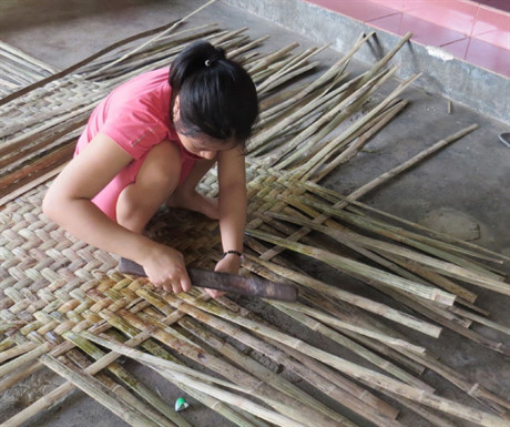Độc đáo thúng chai trét… phân bò - Ảnh 2 Doc dao thung chai tret… phan bo - Anh 2