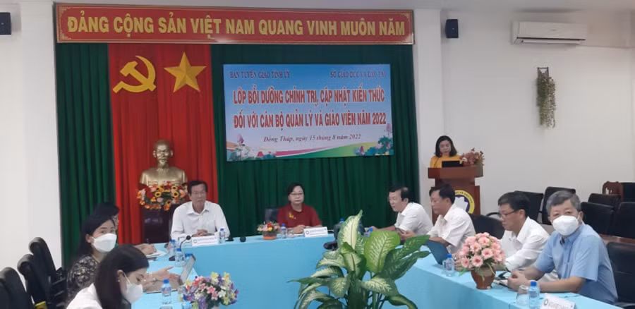 Bồi dưỡng chính trị, cập nhật kiến thức cho cán bộ quản lý, giáo viên ngành GD&ĐT Đồng Tháp.