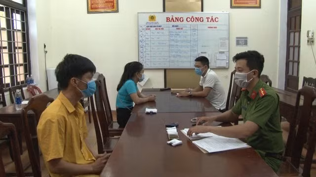 Hai đối tượng tại cơ quan Công an.
