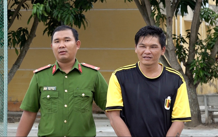 Trần Minh Quân bị lực lượng công an bắt giữ. (Ảnh: Tiến Tầm) Trần Minh Quân bị lực lượng công an bắt giữ. (Ảnh: Tiến Tầm)