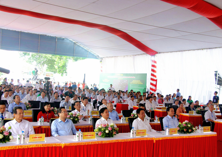 Đại biểu Trung ương và các địa phương dự lễ khởi công. Đại biểu Trung ương và các địa phương dự lễ khởi công.