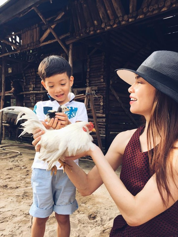 Những khoảnh khắc ngọt "đốn tim" của Hà Hồ và con trai cưng ảnh 10 Trong những chuyến đi xa, Subeo cũng đi cùng mẹ và khám phá thế giới xung quanh mình