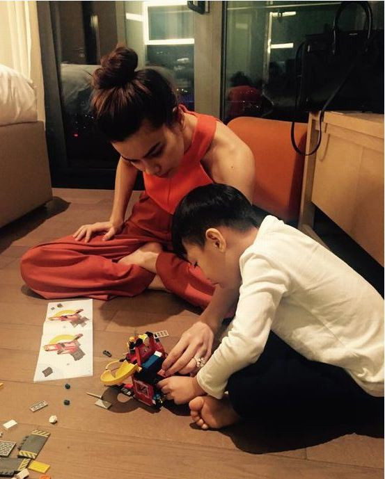 Những khoảnh khắc ngọt "đốn tim" của Hà Hồ và con trai cưng ảnh 13 Hai mẹ con cùng chơi Lego