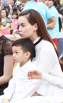 Những khoảnh khắc ngọt "đốn tim" của Hà Hồ và con trai cưng ảnh 17 Những khoảnh khắc ngọt "đốn tim" của Hà Hồ và con trai cưng ảnh 17