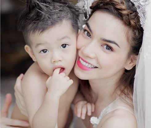 Những khoảnh khắc ngọt "đốn tim" của Hà Hồ và con trai cưng ảnh 2 Sau nhiều năm thì hình ảnh Subeo chụp cùng mẹ Hà mới được tiết lộ, hai mẹ con xinh xắn và đáng yêu trong loạt ảnh này.