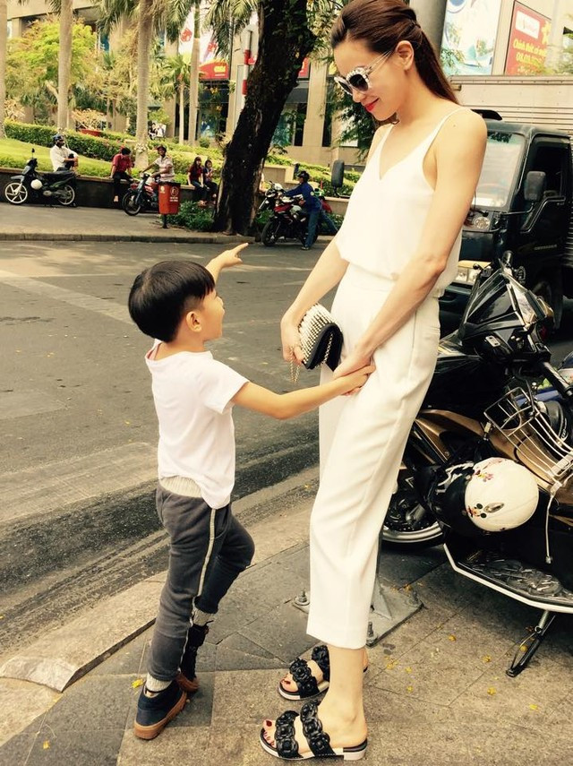 Những khoảnh khắc ngọt "đốn tim" của Hà Hồ và con trai cưng ảnh 8 Hầu như những ngày nghỉ ngơi của mình, Hà Hồ đều dành cho con trai