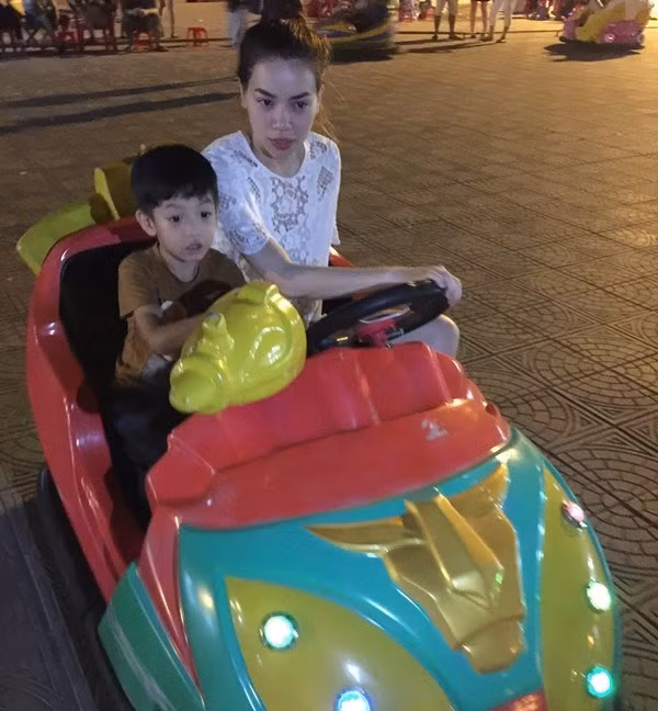 Hình ảnh đời thường của Hà Hồ bên con trai