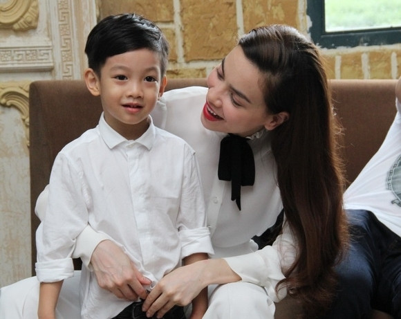Những khoảnh khắc ngọt "đốn tim" của Hà Hồ và con trai cưng ảnh 18 Những khoảnh khắc ngọt "đốn tim" của Hà Hồ và con trai cưng ảnh 18