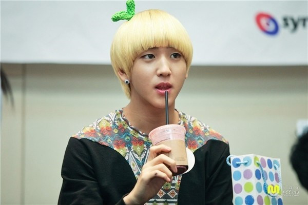 Quả đầu nấm của Baro (B1A4) kết hợp hoàn hảo cùng chiếc cặp mầm xanh khiến nam thần tượng trông như một cậu nhóc cực đáng yêu than tuong