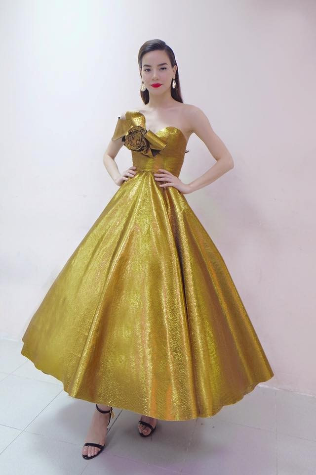 Trang phục đẹp trong tháng 9 có bộ cánh ánh nhũ vàng của Hồ Ngọc Hà. Thiết kế được Lý Quí Khánh làm riêng cho bà mẹ một con được khen ngợi về vẻ sang trọng, kiều diễm. Tông màu ánh vàng hoàng gia giúp nữ ca sĩ tỏa sáng trên sân khấu. Ảnh: FBNV Váy xuyên thấu của Hồng Quế dẫn đầu top sao đẹp tháng 9