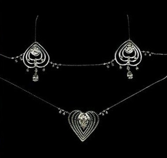 Nhà thiết kế Susan Rosen cũng từng khiến dư luận xôn xao khi ra mắt bộ bikini kim cương mỏng manh, sexy. Bộ bikini đặc biệt với giá 30 triệu USD được làm từ hơn 150 carat kim cương có độ trong tinh khiết nhất. Những viên kim cương được nối với nhau bằng sợi dây bạch kim. Năm 2006, người mẫu Molly Sims đã mặc bộ đồ này để xuất hiện trên tạp chí Sports Illustrated Issue. Ảnh: listogre Nội y làm từ vàng ròng, kim cương độc đáo