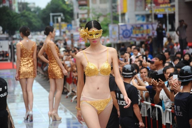 Nếu như Victoria"s Secret nổi tiếng với những thiết kế nội y làm từ đá quý, Trung Quốc lại thường xuyên có những show thời trang trình diễn đồ lót vàng ròng. Thông thường, sự kiện này do các cửa hàng vàng tổ chức. Ảnh: CFP Nội y làm từ vàng ròng, kim cương độc đáo