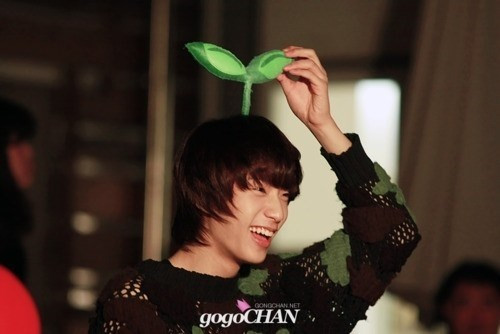 Chiếc mầm cỡ lớn của Gongchan (B1A4) thừa sức “ăn đứt” những chiếc cặp tí hon của các thần tượng trên. than tuong