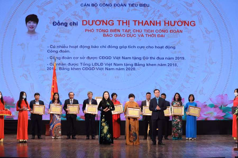 Chủ tịch Tổng Liên đoàn Lao động Việt Nam Nguyễn Đình Khang, Phó Chủ tịch Công đoàn Giáo dục Việt Nam Nguyễn Thị Bích hợp trao bằng khen cho các cán bộ công đoàn giáo dục tiêu biểu.