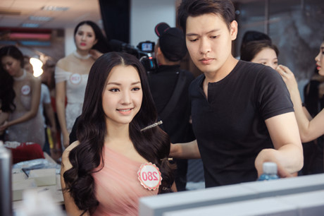 Thí sinh HHVN vẫn tươi tắn sau khi bị bóc miếng trám răng - Ảnh 3 Thi sinh HHVN van tuoi tan sau khi bi boc mieng tram rang - Anh 3