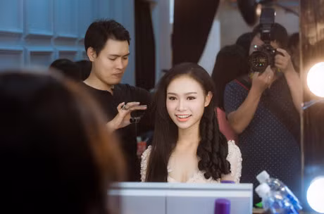 Thi sinh HHVN van tuoi tan sau khi bi boc mieng tram rang - Anh 5