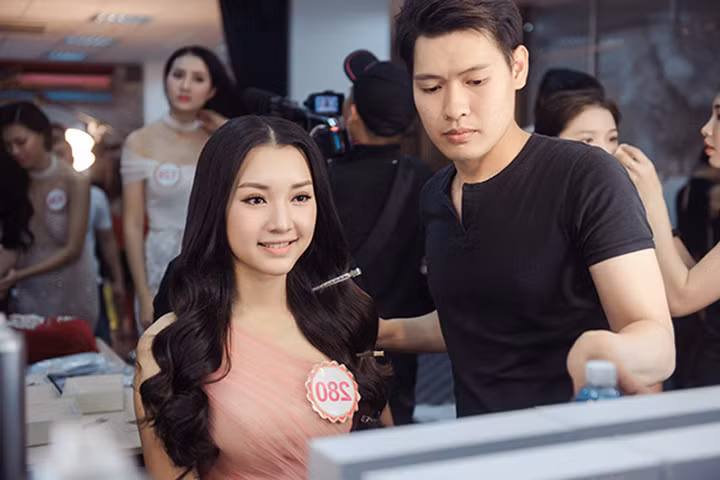 Thí sinh HHVN vẫn tươi tắn sau khi bị bóc miếng trám răng