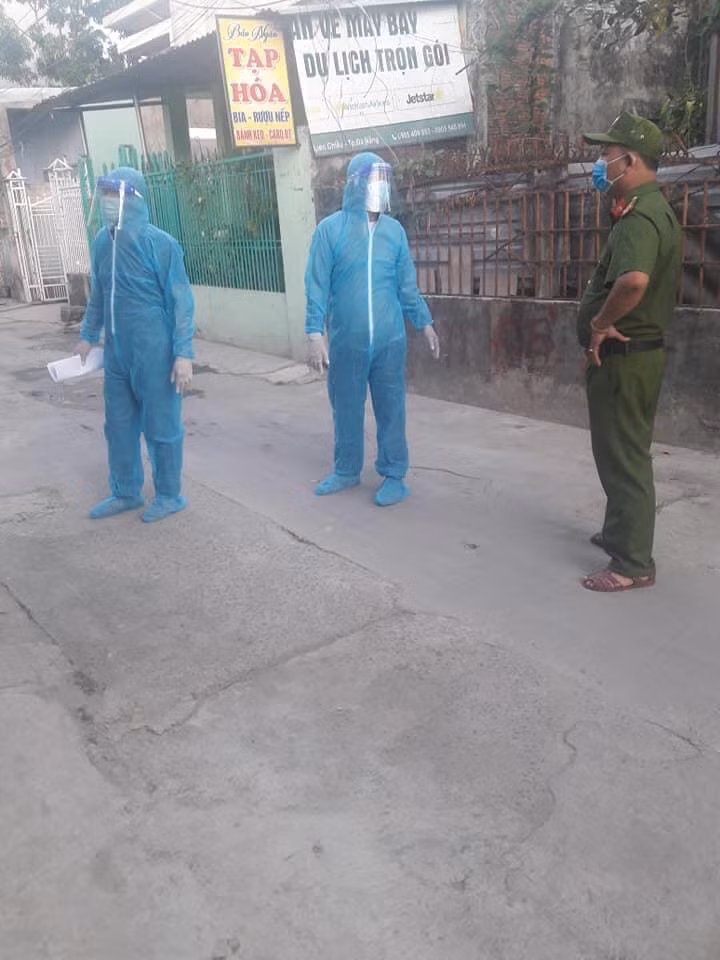 Trong bộ đồ bảo hộ, di chuyển dưới trời nắng nóng, chủ yếu là đi bộ trong các khu dân cư, nhân viên y tế trường học đang thực hiện công tác truy vết F1, F2.