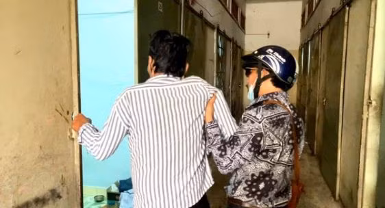 Mặc dù, sức khỏe đã đỡ hơn nhưng khi đi lại nghệ sĩ Thương Tín vẫn cần người dìu đỡ.