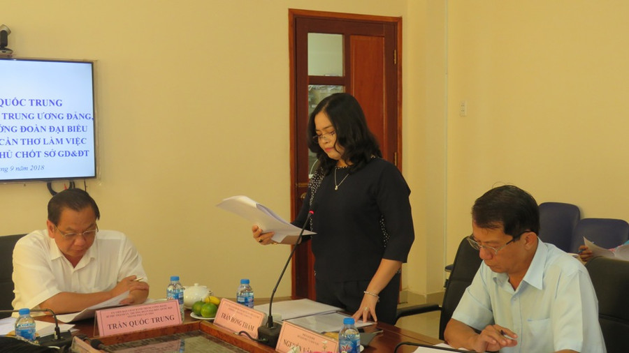 Bà Trần Hồng Thắm - Giám đốc Sở GD&ĐT TP Cần Thơ báo cáo với đoàn công tác