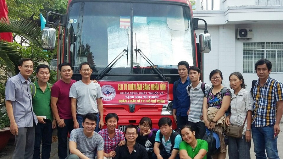 Thầy Giang (bìa trái) cùng với CLB từ thiện Ánh Sáng Nghĩa Tình khám bệnh, phát thuốc, tặng quà từ thiện tại huyện Đầm Dơi