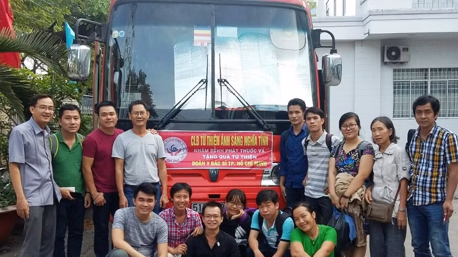 Thầy Giang (bìa trái) cùng với CLB từ thiện Ánh Sáng Nghĩa Tình khám bệnh, phát thuốc, tặng quà từ thiện tại huyện Đầm Dơi