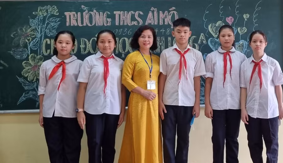 Cô Lưu Thị Huyền, giáo viên Trường THCS Ái Mộ (Long Biên, Hà Nội) và học trò.
