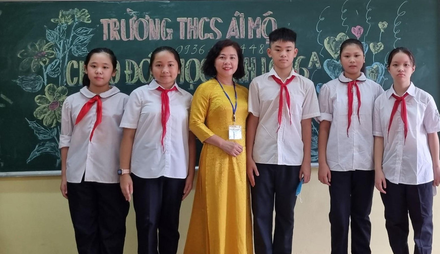 Cô Lưu Thị Huyền, giáo viên Trường THCS Ái Mộ (Long Biên, Hà Nội) và học trò. Cô Lưu Thị Huyền, giáo viên Trường THCS Ái Mộ (Long Biên, Hà Nội) và học trò.