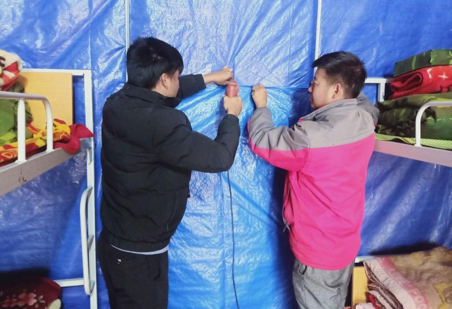 Giáo viên Trường Phổ thông DTBT Tiểu học Phăng Sô Lin căng bạt cho phòng ở bán trú.