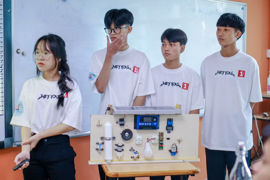 Một nhóm học sinh đang thuyết minh sản phẩm ở vòng thi mẫu thử cuộc thi Trải nghiệm sáng tạo. Một nhóm học sinh đang thuyết minh sản phẩm ở vòng thi mẫu thử cuộc thi Trải nghiệm sáng tạo.