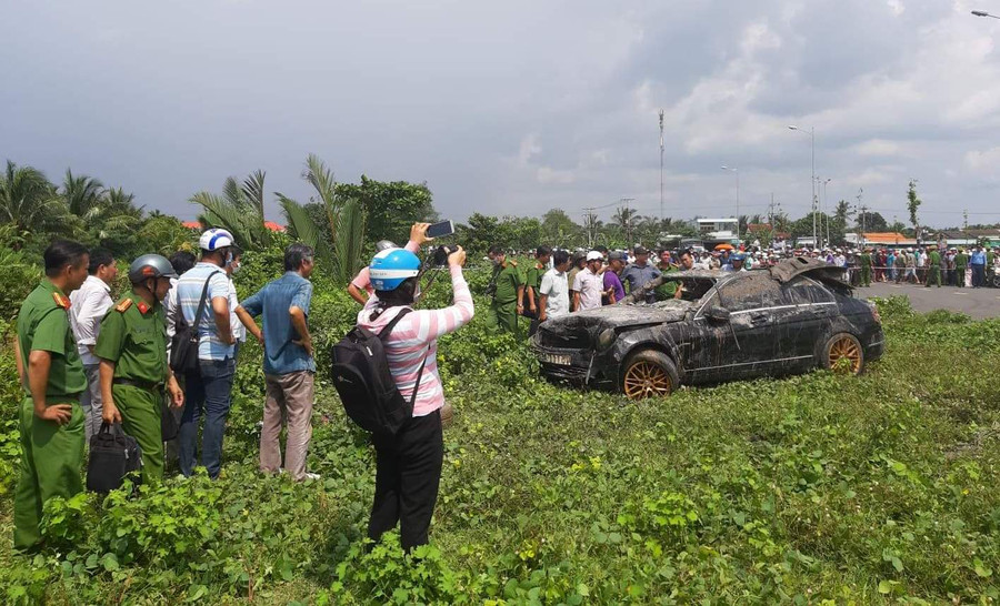 Chiếc xe được cẩu lên bờ, bị hư hỏng và có 3 người tử vong bên trong. Chiếc xe được cẩu lên bờ, bị hư hỏng và có 3 người tử vong bên trong.