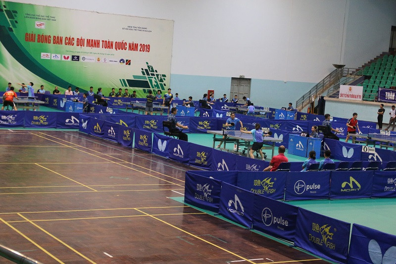 Các đội tranh tài tại giải đấu.