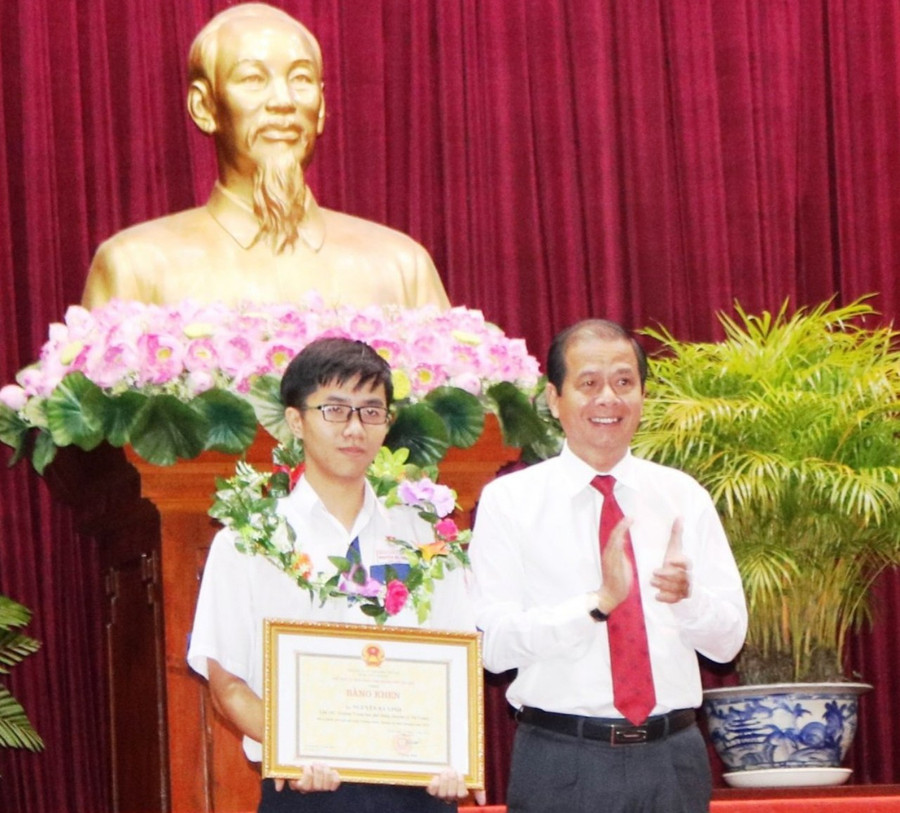 Em Nguyễn Bá Vinh, HS Trường THPT chuyên Lý Tự Trọng nhận Bằng khen của Chủ tịch UBND TP Cần Thơ vì đạt thành tích xuất sắc trong cuộc thi Đường lên đỉnh Olympia năm 2019. Em Nguyễn Bá Vinh, HS Trường THPT chuyên Lý Tự Trọng nhận Bằng khen của Chủ tịch UBND TP Cần Thơ vì đạt thành tích xuất sắc trong cuộc thi Đường lên đỉnh Olympia năm 2019.