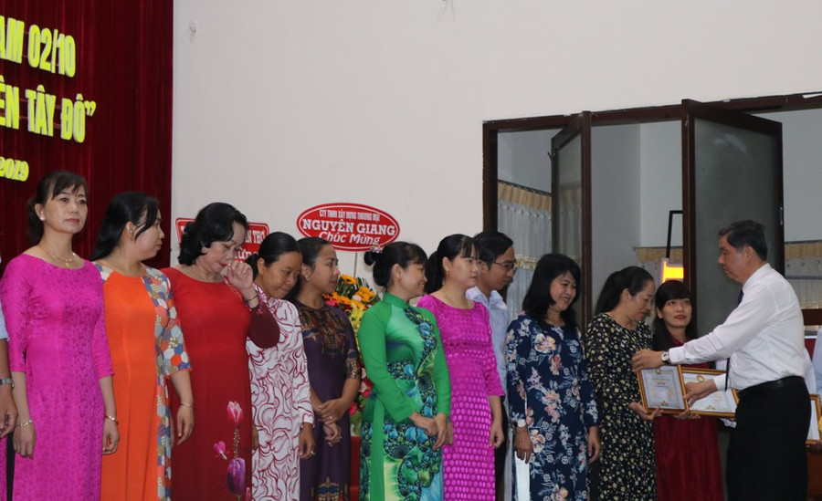 Khen thưởng giáo viên, cán bộ khuyến học có thành tích xuất sắc trong công tác khuyến học, khuyến tài.