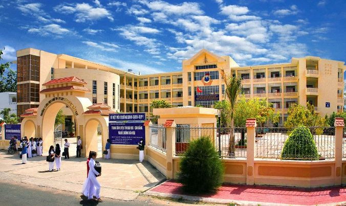 Trường THPT chuyên Huỳnh Mẫn Đạt, nơi 80 HS ngoài đảo Kiên Hải vào dự thi và được ăn, ở tại trường. Ảnh: Đ.H.Thanh Trường THPT chuyên Huỳnh Mẫn Đạt, nơi 80 HS ngoài đảo Kiên Hải vào dự thi và được ăn, ở tại trường. Ảnh: Đ.H.Thanh